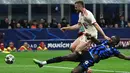 Laga antara Inter Milan melawan Bayern Munchen berlangsung sengit sepanjang pertandingan. (Isabella BONOTTO/AFP)