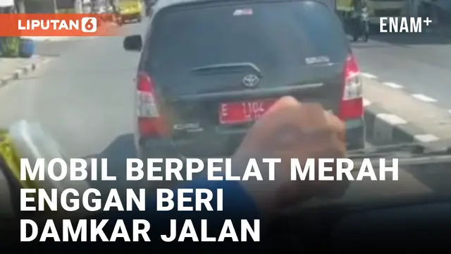 Mobil Pelat Merah Halangi Damkar Meski Diklakson dan Nyalakan Sirene