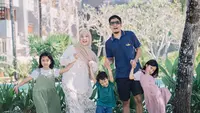 Desta, Natasha Rizky bersama anak-anaknya kerap tampil dengan busana senada. Tidak hanya di momen Lebaran, melainkan juga momen liburan bahkan hingga nobar sepak bola [@desta80s]
