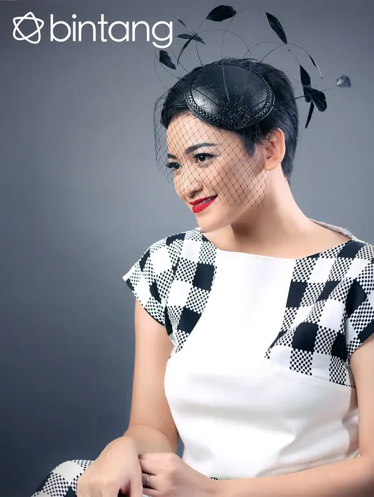 "Karena merasa kurang saya jadi terdorong ingin langsing dan langsing lagi. Diet ketat, makan diatur pokoknya tersiksa sekali demi mendapatkan apa yang disebut cantik itu,” ujar Agni. (Febio Hernanto/Bintang.com)