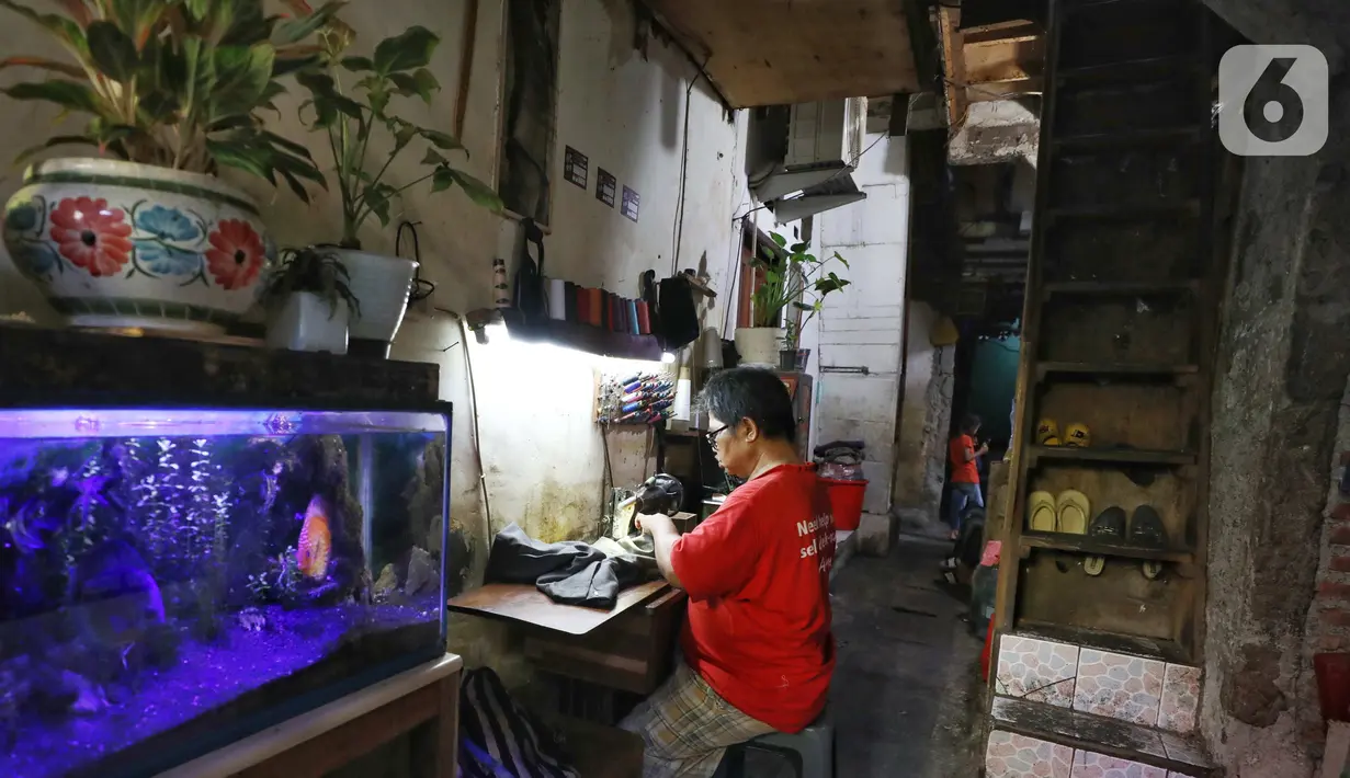 “Efektivitas kebijakan fiskal untuk mendukung akselerasi ekonomi nasional dengan membantu menurunkan tingkat pengangguran terbuka pada 2024 diturunkan pada tingkat 5,0 hingga 5,7 persen. Angka kemiskinan juga terus ditekan pada rentang 6,5 hingga 7,5 persen,” kata Sri Mulyani di Jakarta, Jumat. (Liputan6.com/Angga Yuniar)