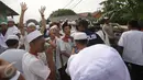 Massa gabungan dari beberapa Ormas berunjuk rasa di depan Masjid Jemaah Ahmadiyah di Depok, Jawa Barat, Jumat (24/2). Meskipun bangunannya telah disegel, massa tetap menuntut agar aliran Ahmadiyah dibubarkan. (Liputan6.com/Immanuel Antonius)
