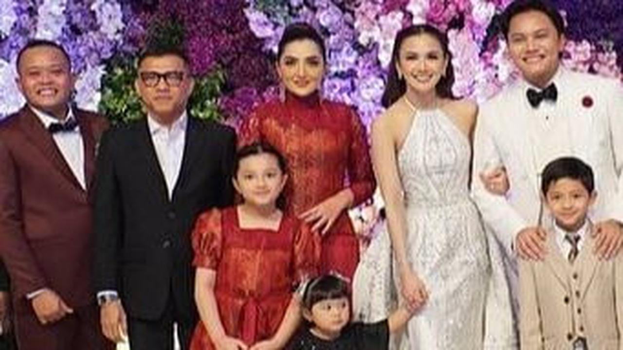 Anang Hermansyah Mengenakan Jas Hitam dan Ashanty Memakai Outfit Merah dengan Sang Putri&nbsp; <br>