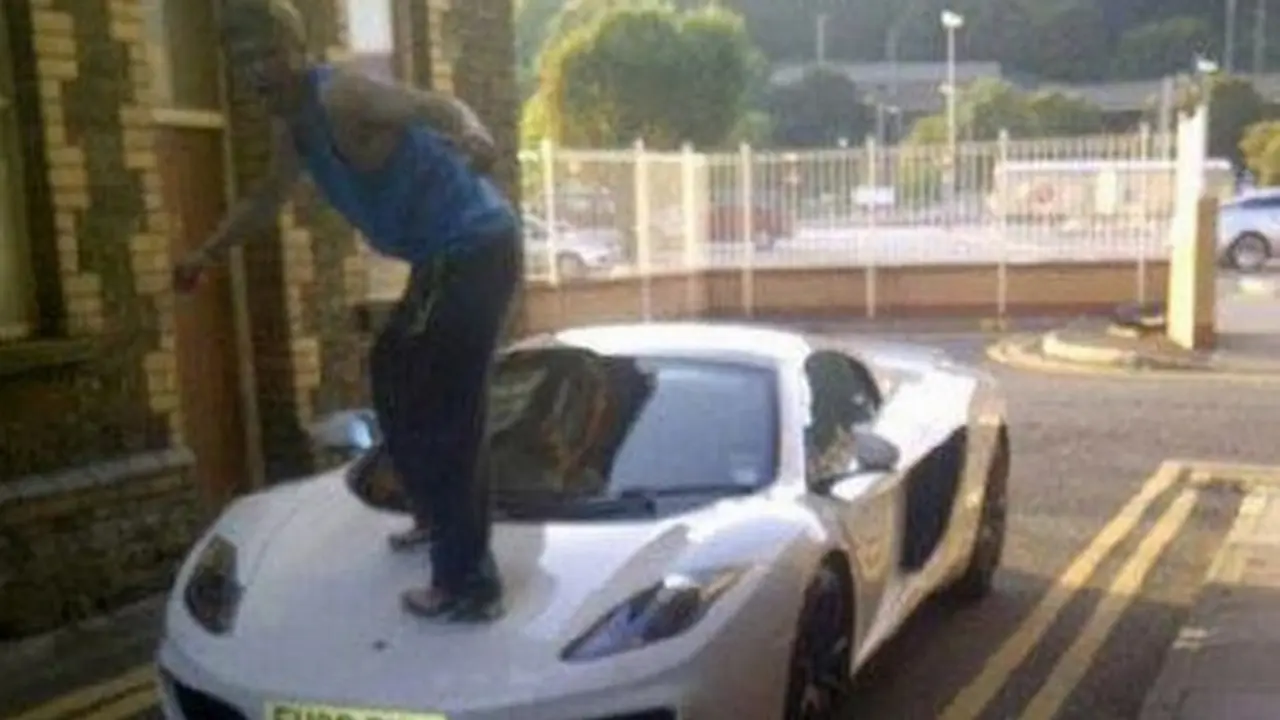 Aksi Bodoh Pria Mabuk Ini Merugikan Pemilik McLaren 12C