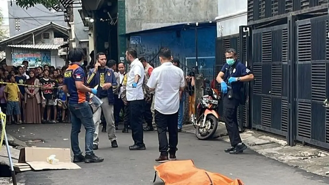 Pegawai Toko Roti Dibacok Pemotor Gara-Gara Senggolan