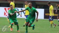 Penyerang Bhayangkara FC, Thiago Furtuoso Dos Santos (tengah) berlari merayakan gol ke gawang Persegres Gresik United pada lanjutan Liga 1 di Stadion Patriot Candrabhaga, Bekasi, Minggu (7/5). Bhayangkara FC unggul 2-1. (Liputan6.com/Helmi Fithriansyah)
