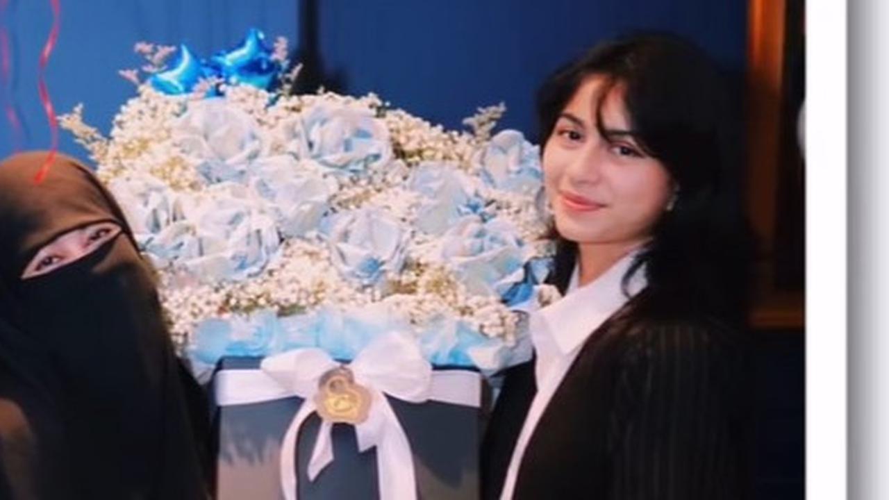 Kode Dapat Restu, Potret Ummi Pipik Beri Kejutan Ultah Untuk Sintya Marisca - Penggemar Colek Abidzar Al Ghifari