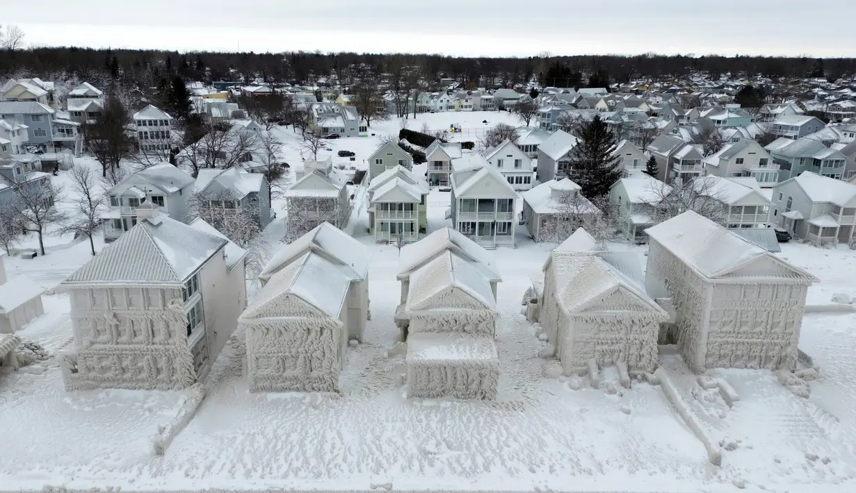 Foto drone memperlihatkan rumah-rumah tertutup salju menyusul badai musim dingin yang melanda sebagian besar Ontario di sepanjang tepi Danau Erie, dekat Fort Erie, Ontario, Kanada, 27 Desember 2022. Badai musim dingin menerjang hampir seluruh penjuru Kanada. (Nick Iwanyshyn/The Canadian Press via AP)