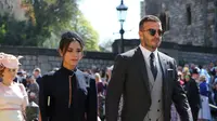 Mantan pemain sepak bola Inggris, David Beckham dan sang istri Victoria Beckham saat menghadiri pernikahan Pangeran Harry dan Meghan Markle di St. George's Chapel, Kastil Windsor, Inggris, Sabtu (19/5). (GARETH FULLER/POOL/AFP)