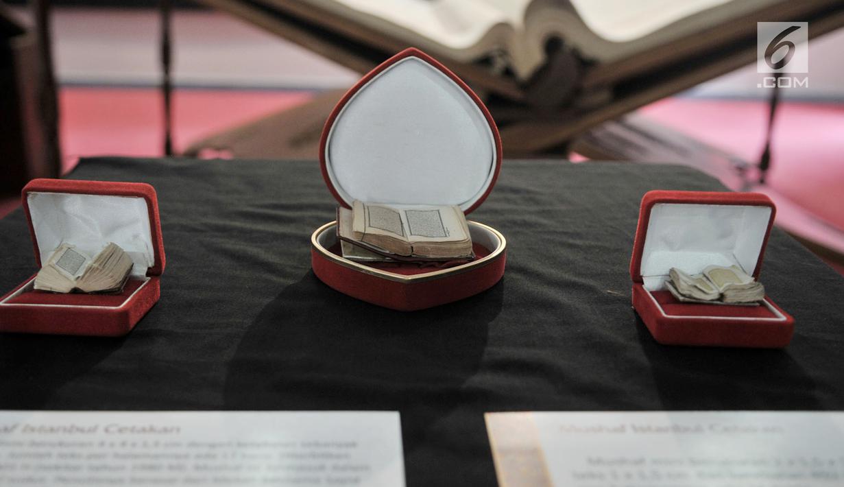 Koleksi mushaf Alquran terkecil yang dipamerkan di Museum Bayt Al-Quran, Jakarta, Minggu (19/5/2019). Bayt Al-Quran menyimpan lebih dari 60 mushaf Alquran kuno yang berasal dari berbagai daerah di Nusantara. (merdeka.com/Iqbal Nugroho)