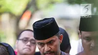 Ekspresi Anjasmara dalam pemakaman sang ayah, Benny Soemarno di TPU Karet Bivak, Jakarta, Senin (2/4). Benny Soemarno meninggal karena sakit. (Liputan6.com/Faizal Fanani)