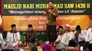 Cagub DKI Jakarta, Basuki Tjahaja Purnama (tengah) memberi pernyataan saat peringatan Maulid Nabi Muhammad SAW 1438H di Jakarta, Minggu (15/1). Acara digelar secara terbuka dihadiri ratusan anggota Relawan Nusantara. (Liputan6.com/Helmi Fithriansyah)