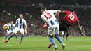 Striker Manchester United, Marcus Rashford, mencetak gol ke gawang Brighton and Hove Albion pada laga Premier League di Stadion Old Trafford, Sabtu (19/1). Manchester United menang 2-1 atas Brighton and Hove Albion. (AP/Martin Rickett)