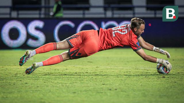 Foto: Aksi Solid Kiper Asing Dewa United, Sonny Stevens sebelum Akhirnya Dibobol Tendangan Ezra Walian di BRI Liga 1 2023 / 2024