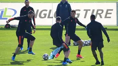 Para pemain Juventus mengambil bagian dalam sesi latihan di tempat latihan Juventus di Turin, Italia (16/2/2021).  Juventus akan bertanding ke markas Porto pada leg pertama babak 16 besar Liga Champions di Estadio do Dragao. (AFP/Marco Bertorrello)