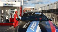 BMW M5 Safety Car MotoGP tampak sedang mengisi bahan bakar Pertamax Turbo di area Sirkuit Mandalika. (Dok. Pertamina)