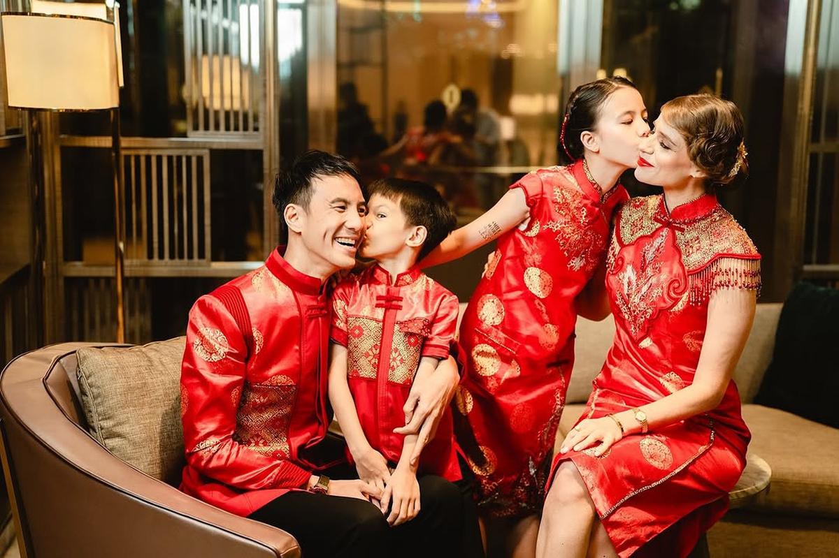Potret Daniel Mananta dan Viola Photoshoot di Momen Imlek Bersama Kedua Anak, Cerianya Terpancar