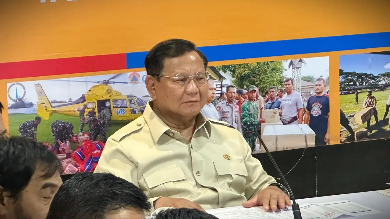 Presiden Prabowo Subianto menggelar rapat terbatas bersama sejumlah anggota Kabinet Merah Putih di posko terpadu penanganan bencana banjir di Lanud Sultan Iskandar Muda, Provinsi Aceh.