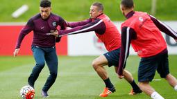 Pemain Timnas Inggris Alex Oxlade Chamberlain (kiri) dan  Phil Jagielka (tengah),  mengikuti latihan di  St. George’s Park, Inggris, Rabu (07/10/15). (Reuters / John Sibley)
