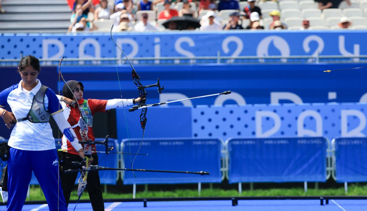 <p>Atlet panahan putri Indonesia, Syifa Nurafifah Kamal melepaskan anak panah saat menghadapi wakil India, Bhajan Kaur pada babak 64 besar nomor individual putri Olimpiade Paris 2024 di Les Invalides Arena, Paris, Selasa (30/7/2024). Syifa Nurafifah Kamal kalah 3-7. (Dok. NOC Indonesia/Naif Muhammad Al'as)</p>