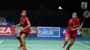 Ganda Putri Indonesia, Anggia Shitta Awanda/Ni Ketut Mahadewi Istarani saat melawan Chen Qingchen/Jia Yifan di Semifinal Indonesia Open 2017, Jakarta, Sabtu (17/6). Anggia/Ni Ketut Mahadewi Istarani kalah 12-21, 17-21. (Liputan6.com/Helmi Fithriansyah)