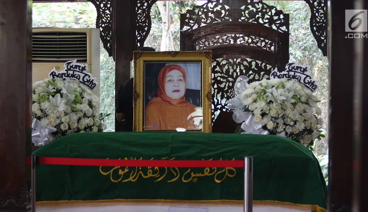 Jenazah Ibunda Susilo Bambang Yudhoyono (SBY), Siti Habibah, disemayamkan di pendopo Puri Cikeas, Bogor, Jawa Barat, Sabtu (31/8/2019) Diketahui, Ibunda SBY meninggal pada Jumat (30/8) di RS Mitra Keluarga Cibubur dan akan dimakamkan pada Sabtu ini di TPU Tanah Kusir. (Liputan6.com/Herman Zakharia)