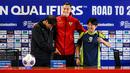 <p>Gestur pelatih Timnas Indonesia, Shin Tae-yong (kiri) saat membandingkan tinggi badan penerjemahnya Jeong Seok-seo atau Jeje dengan Jay Idzes saat konferensi pers menjelang laga lanjutan putaran ketiga grup C Kualifikasi Piala Dunia 2026 melawan Jepang di Stadion Utama Gelora Bung Karno (SUGBK), Senayan, Jakarta, Kamis (14/11/2024). (Bola.com/Bagaskara Lazuardi)</p>