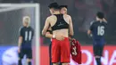 Pemain Timnas Indonesia, Justin Hubner (tengah kiri) dan pemain Jepang, Wataru Endo saling memberikan pelukan setelah bertukar jersey pada akhir laga lanjutan putaran ketiga Grup C Kualifikasi Piala Dunia 2026 di Stadion Utama Gelora Bung Karno (SUGBK), Senayan, Jakarta, Jumat (15/11/2024). (Bola.com/Bagaskara Lazuardi)