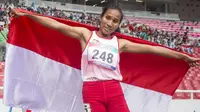 Putri Ni Made Arianti pelari Indonesia berhasil meraih medali perak di cabang para atletik nomor lari 400 meter T13 pada Asian Para Games 2018, di Stadion Utama Gelora Bung Karno Jakarta, Kamis(11/10/2018).  (Bola.com/Peksi Cahyo)