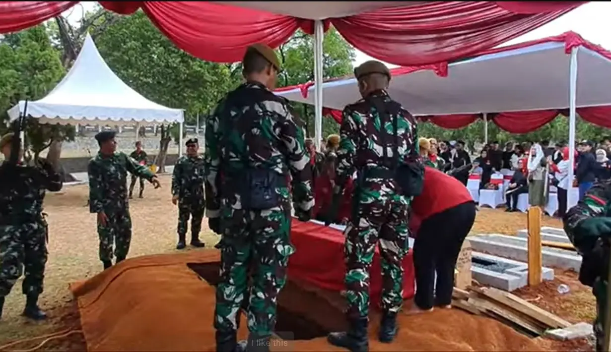 Raden Wibowo Wirjodiprodjo pangkat Letnan Satu Tentara Pelajar Purnawirawan. Selain membacakan riwayat hidupnya, dilanjutkan proses pemasangan sanggul. Jenazah di turunkan dan bendera merah putih diturunkan setengah tiang. Lagu pahlawan dikumandangkan sebagai bentuk penghormatan. [Youtube/Intens Investigasi]