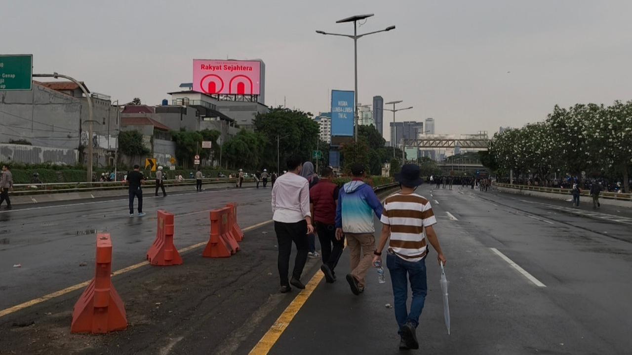Kondisi Terkini Demo Buruh Depan DPR: Kericuhan Merembet ke Simpang Slipi, Polisi Dilempari Petasan dan Molotov