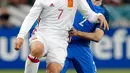 Penyerang Spanyol, Alvaro Morata berusaha mengontrol bola dari kawalan bek Prancis, Christophe Jallet pada laga persahabatan di Paris, (29/3). Spanyol menang atas Prancis dengan skor 2-0. (AP Photo / Christophe Ena)