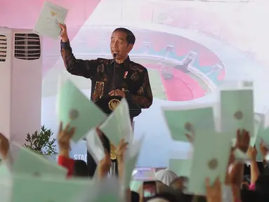 Presiden Joko Widodo memberikan kata sambutan saat membagikan sertifikat tanah di kawasan Stadion Pakansari, Cibinong, Bogor, Selasa (25/9). Jokowi membagikan 7.000 sertifikat tanah kepada masyarakat kabupaten dan kota Bogor. (Merdeka.com/Arie Basuki)