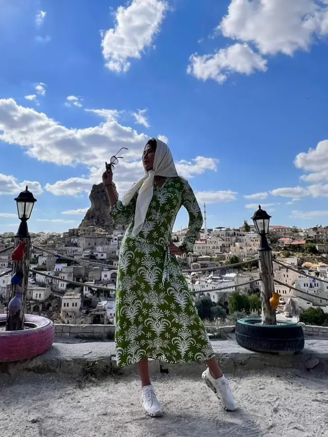 8 Potret Menawan Tamara Bleszynski Pakai Kerudung saat Liburan di Turkiye