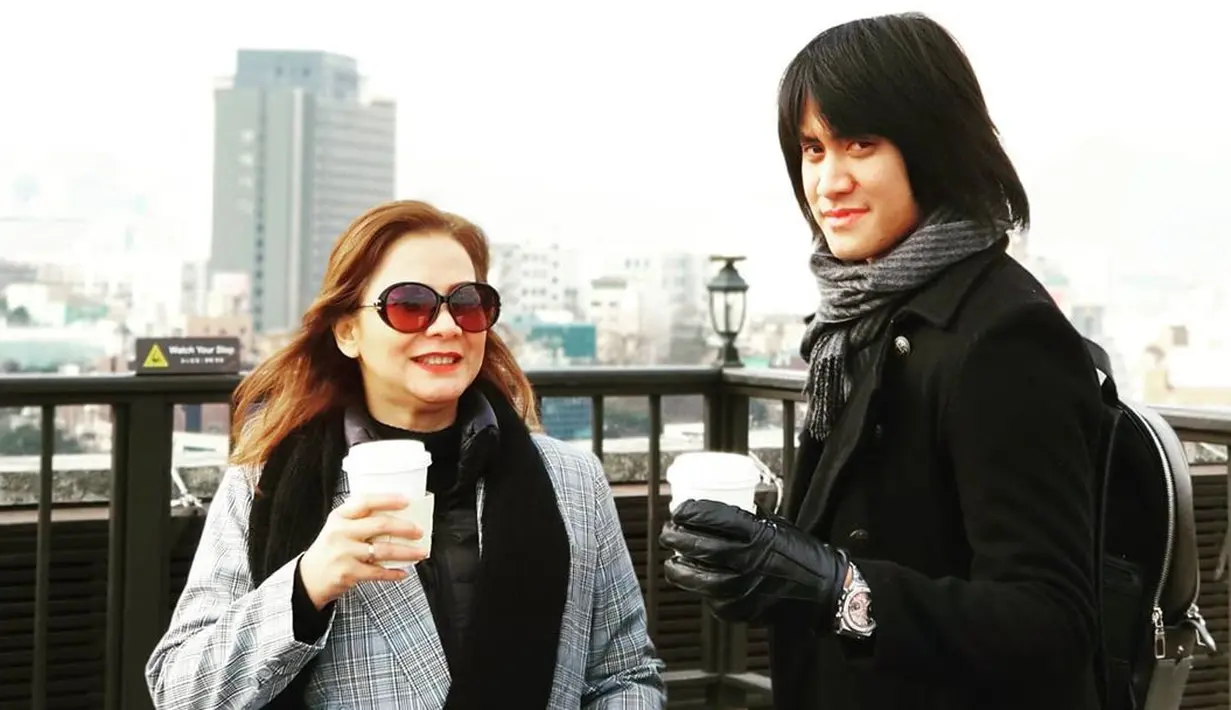 "Ngobrol sama pihak WO nya juga karena kita kan nggak tahu juga apakah akan ada pembatasan yang diundang, nggak boleh perasmanan atau apa dan bagaimana, itu lagi digodok sih dan itu kita nggak bisa komentar apa-apa soal itu,” jelas Memes. (Instagram/memes605)