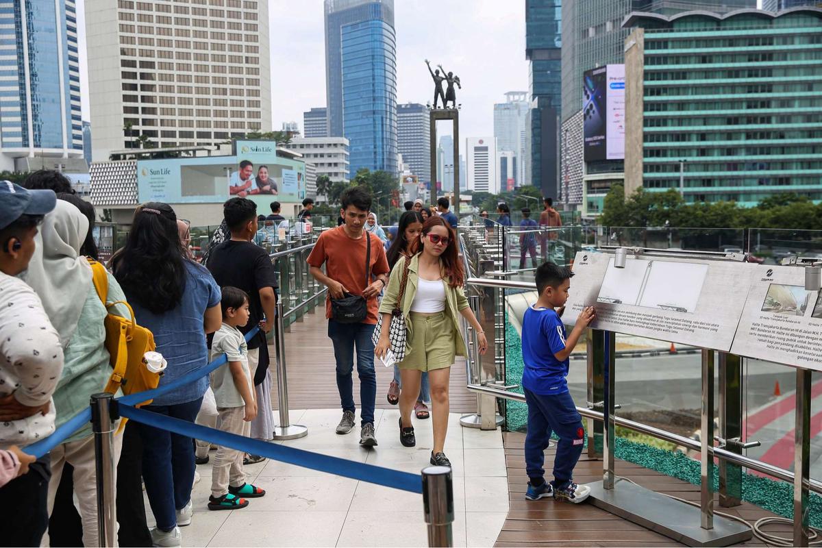 Anjungan Halte TransJakarta Bundaran HI Jadi Primadona Wisata Murah di Tengah Libur Isra Mikraj