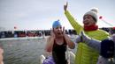 Reaksi salah satu peserta seusai menyelesaikan Kompetisi Renang Es Harbin di Sungai Songhua yang membeku di Provinsi Heilongjiang, Senin (5/1/2016). (REUTERS/Aly Song)