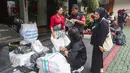 Tim ini juga akan bertugas selama satu bulan atau hingga situasi kondusif. Tampak dalam foto, relawan Partai Demokrasi Indonesia Perjuangan (PDIP) bersiap mengangkut bantuan untuk korban terdampak bencana Sumatera di halaman Sekolah Partai PDIP, Lenteng Agung, Jakarta Selatan, Senin (29/12/2025). (merdeka.com/Arie Basuki)