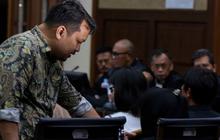 VIDEO: Peluk dan Kecup Istri-Anak untuk SYL Jelang Sidang Korupsi, Sahroni NasDem Bersaksi