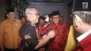 Ketua KPU Arief Budiman saat menyambut kedatangan 9 sekjen partai politik pendukung Jokowi di Kantor KPU, Jakarta, Selasa (7/8). Kedatangan 9 sekjen tersebut untuk berkonsultasi terkait pendaftaran Capres dan Wapres. (Merdeka.com/Iqbal S. Nugroho)