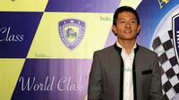 Rio Haryanto, saat menerima penghargaan dari IMI. (Bola.com/Nicklas Hanoatubun)