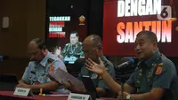 (Dari kiri) Danpuspom TNI Marsekal Muda (Marsda) Agung Handoko, Kapuspen TNI Laksamana Muda (Laksda) TNI Julius Widjojono dan Kepala Badan Pembinaan Hukum (Kababinkum) TNI Laksamana Muda TNI Kresno Buntoro memberi keterangan pres di Mabes TNI Cilangkap, Jakarta, Kamis (10/8/2023). (merdeka.com/Imam Buhori)