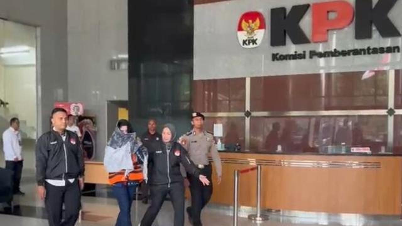 Bupati Pekalongan Fadia Arafiq Pakai Rompi Oranye KPK