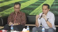 Sekretaris PT LI, Tigorshalom Boboy bersama Presiden Klub Pro Duta, Sihar Sitorus saat menjadi pembicara diskusi Free Kick PSSI Pers mengenai akuisisi klub di Jakarta, Rabu (30/3/2016). (Dok. PSSI Pers)