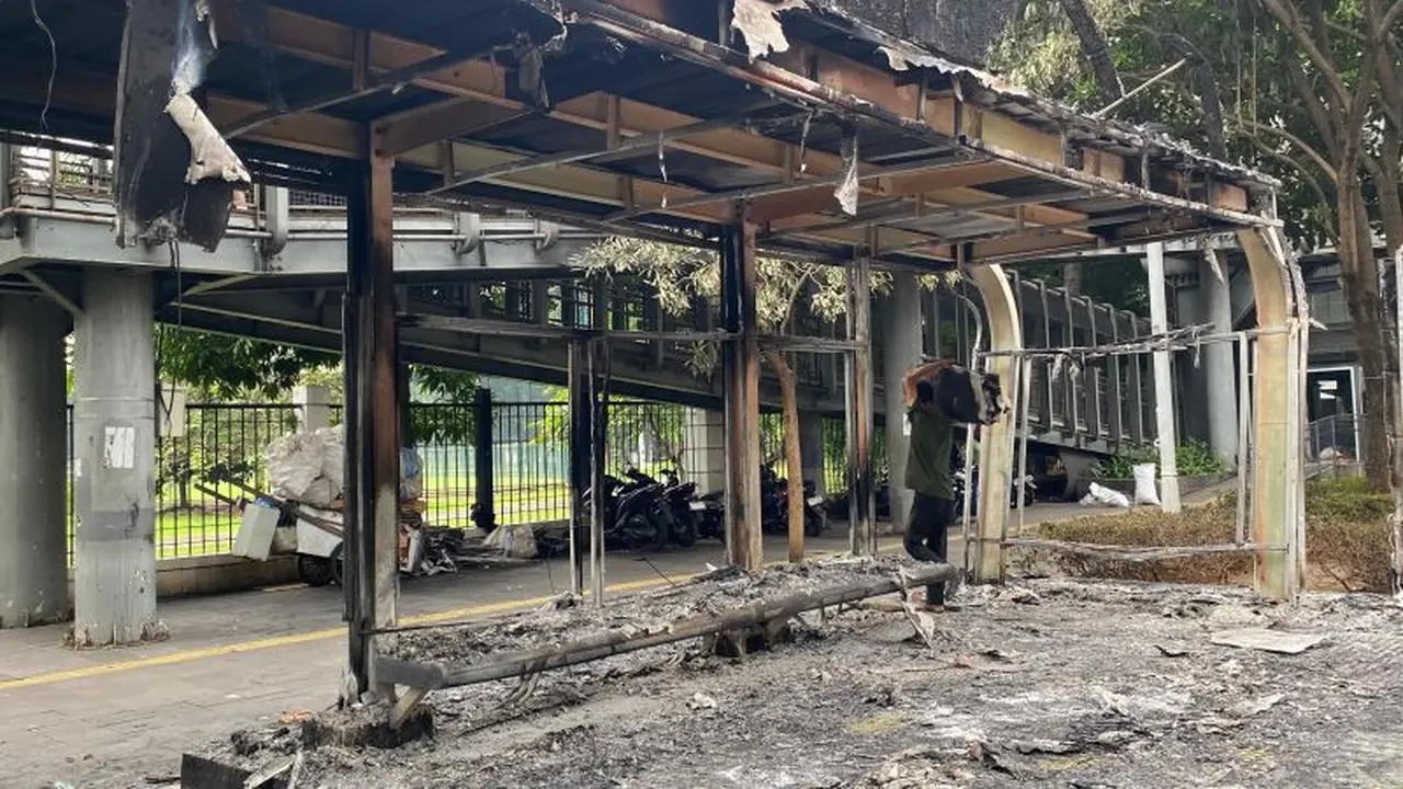Halte Transjakarta Non BRT di Kawasan Gelora Bung Karno Terbakar Imbas Demo