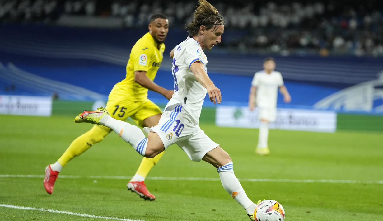 Real Madrid membuka peluang di menit ke-6 melalui Luka Modric. Tembakannya dari luar kotak penalti masih bisa diblok bek Villarreal. (AP/Manu Fernandez)