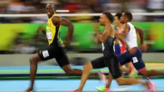 Usain Bolt menoleh sekaligus mengajak berbincang lawannya saat berlaga di Olimpiade Rio 2016, Brasil pada 14 Agustus 2016. Bolt berhasil meraih medali emas dalam cabang olahraga atletik 100 meter putra. (REUTERS/Kai Pfaffenbach)      