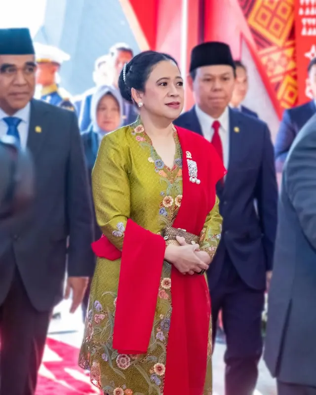 Puan Maharani pimpin sidang tahunan MPR dengan kebaya mustard bordir flora. Dipadu dengan kain Batik cokelat dan selendang bahu merah [@puan.maharani]