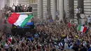 Para pemain Italia berada di atas bus saat perayaan juara Euro 2020 di Roma, Senin (12/7/2021). Italia mengalahkan Inggris 3-2 dalam adu penalti setelah bermain imbang 1-1 pada final Euro 2020 di stadion Wembley di London. (AP Photo/Gregorio Borgia)