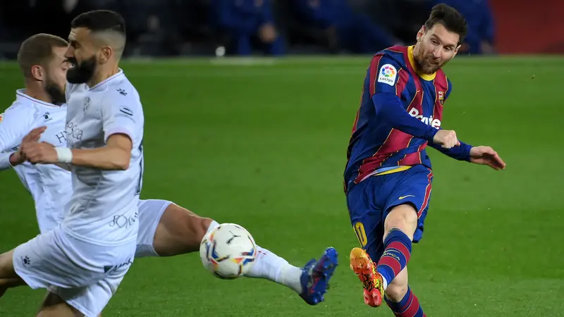 FOTO: Menang 4-1 atas SD Huesca, Barcelona Gusur Real Madrid dari Posisi 2 - Lionel Messi